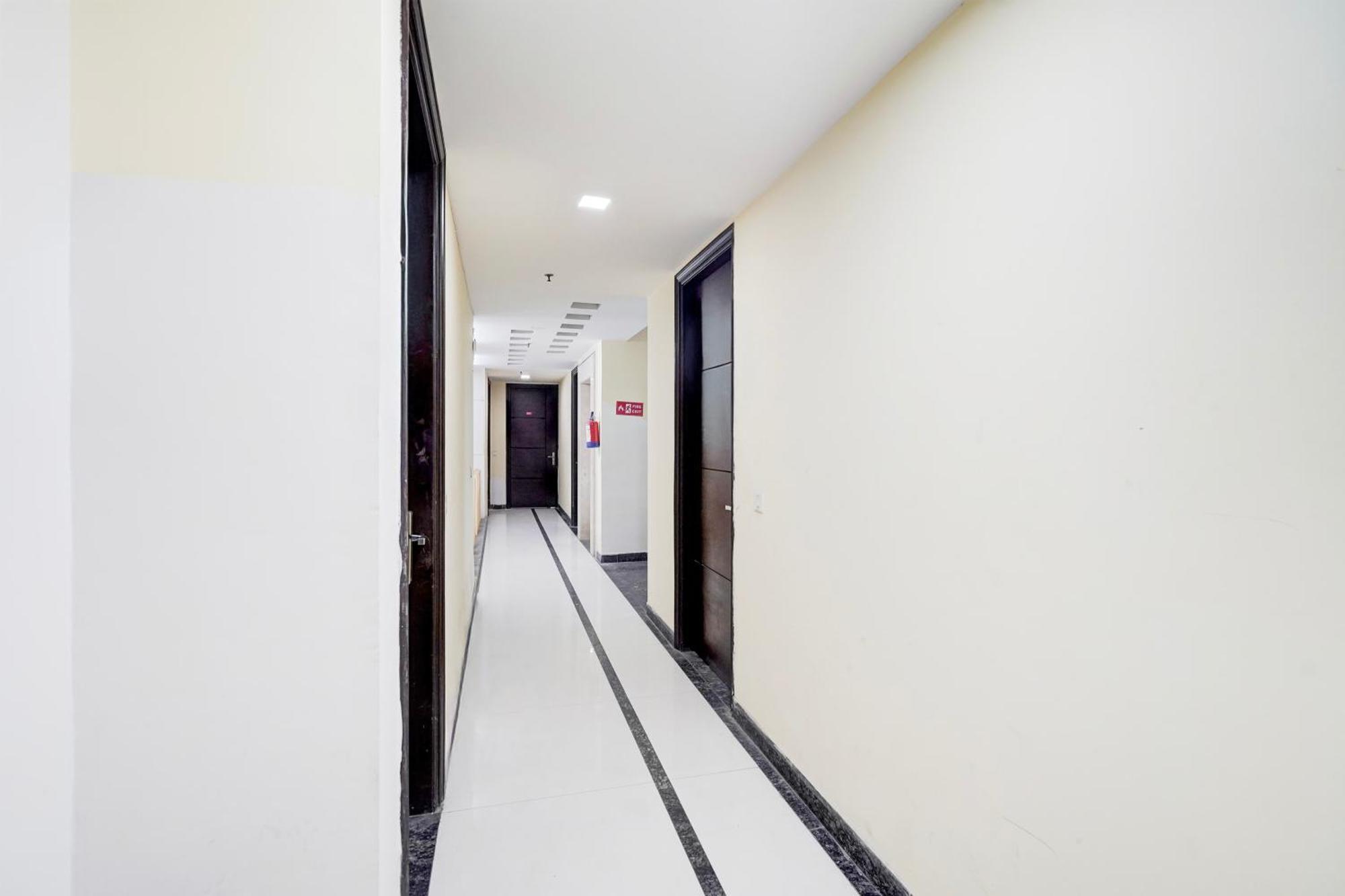 Hotel Super Townhouse Sector 51 Noida Near Metro Station Exterior foto
